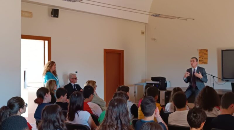 SESSA AURUNCA – Educazione alla legalità, gli studenti del ‘Nifo’ a lezione dal giudice Caparco